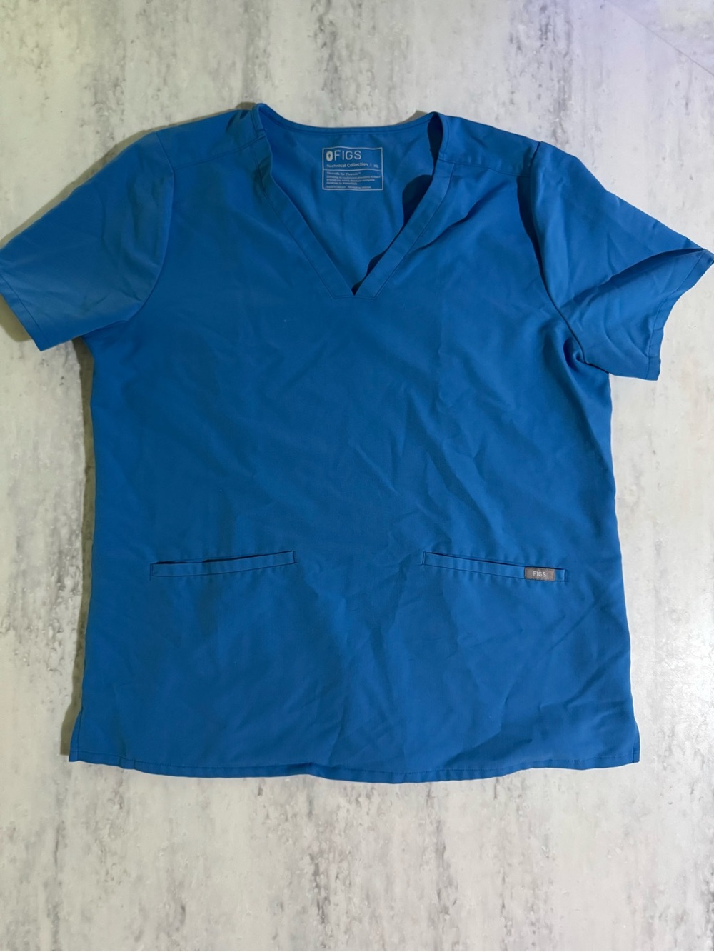 FIGS Women’s Casma 3 pocket V-Neck Scrub Top in Ceil Blue XL
